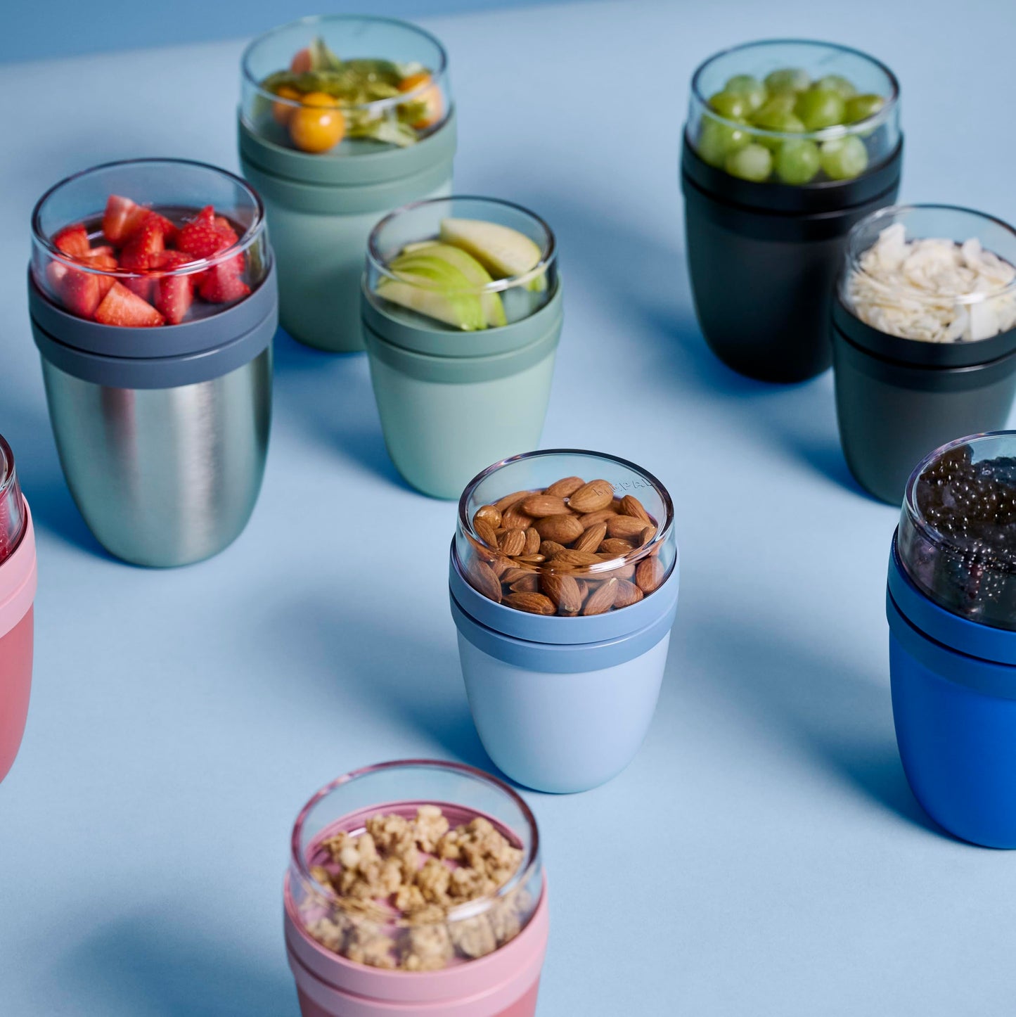 Mepal Müslibecher to go, praktischer Joghurtbecher to go - Unterteilung für Joghurt & Müsli - Geeignet für Gefrierschrank, Mikrowelle & Spülmaschine - 500 ml + 200 ml - Nordic Sage