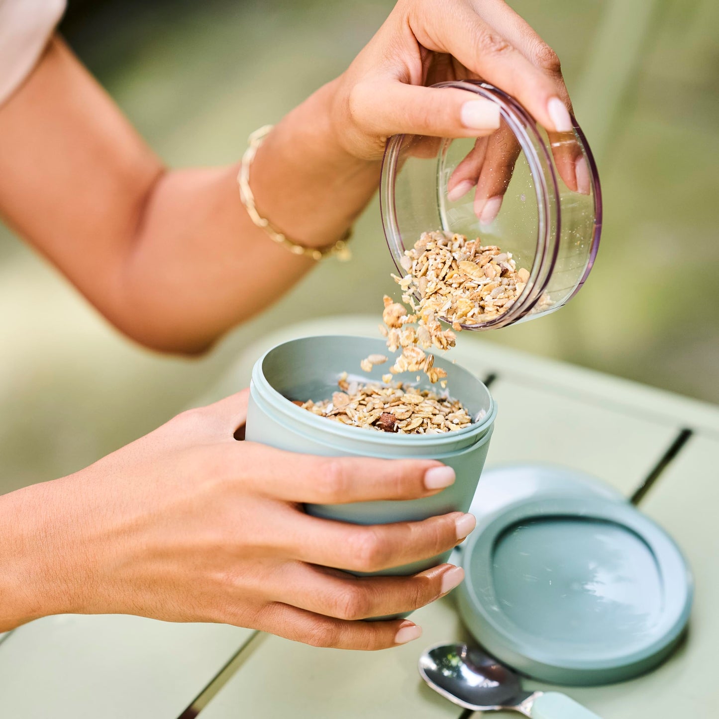 Mepal Müslibecher to go, praktischer Joghurtbecher to go - Unterteilung für Joghurt & Müsli - Geeignet für Gefrierschrank, Mikrowelle & Spülmaschine - 500 ml + 200 ml - Nordic Sage